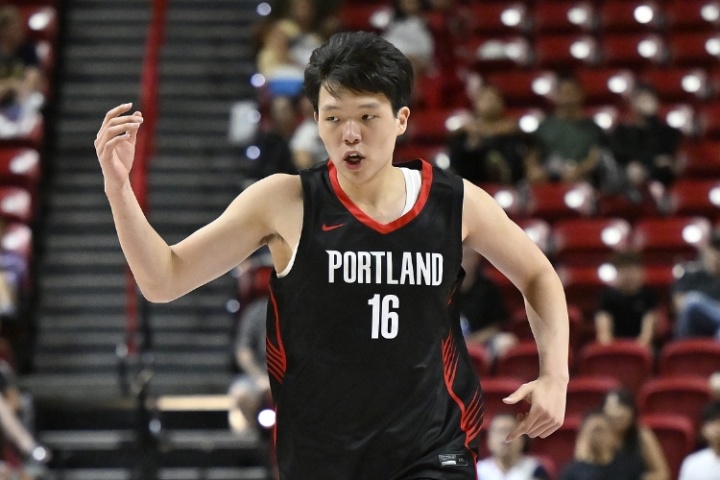 防守真行！杨瀚森首节贡献3分2板1助2帽 对位的13号秀和米西9中1