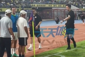 西海岸主场工作人员加时赛前提前收起角旗杆，多亏塞鸟及时发现