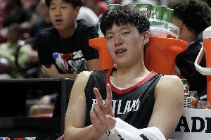 😁杨瀚森：我在更衣室教队友说牛和稳了 他们教我最新游戏技巧