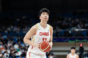 媒体人：中国男篮首发篮板&护筐挺多问题 余嘉豪+王俊杰效果很好