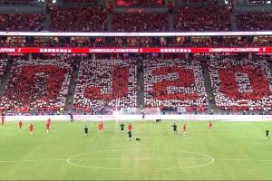 YNWA♥️现场球迷拼出“DJ20”致敬若塔，名宿达格利什献上花环
