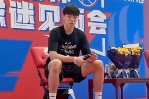 小球迷向瀚森要之前答应的签名！小杨实力宠粉 立马就签