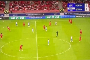 奥斯卡晒照观看海港比赛：默默给我的兄弟们加油⚽️