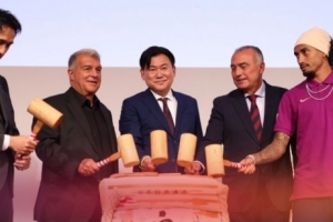 巴萨抵达神户参加欢迎晚宴，乐天创始人、日本及上海球迷会参会