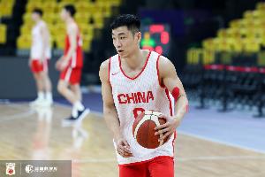 三分三连击成亮点！高诗岩全场贡献11分2板 但也有多达6次失误