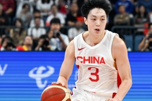 手凉！胡明轩半场9分钟6投仅1中拿到5分3板 三分3中0