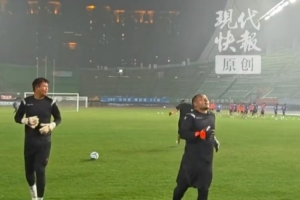 苏超扬州队不惧台风进行赛前训练，教练组：球队雨训不是第一次