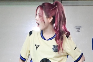韩媒：亚马尔破门后，韩国女团成员申有娜在看台上表情十分惊讶