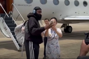 登哥来啦😍哈登乘机抵达中国 连续第3年开启中国行