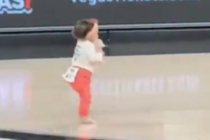 大场面选手！WNBA举办婴儿爬比赛 一宝宝“觉醒”人生第一次行走